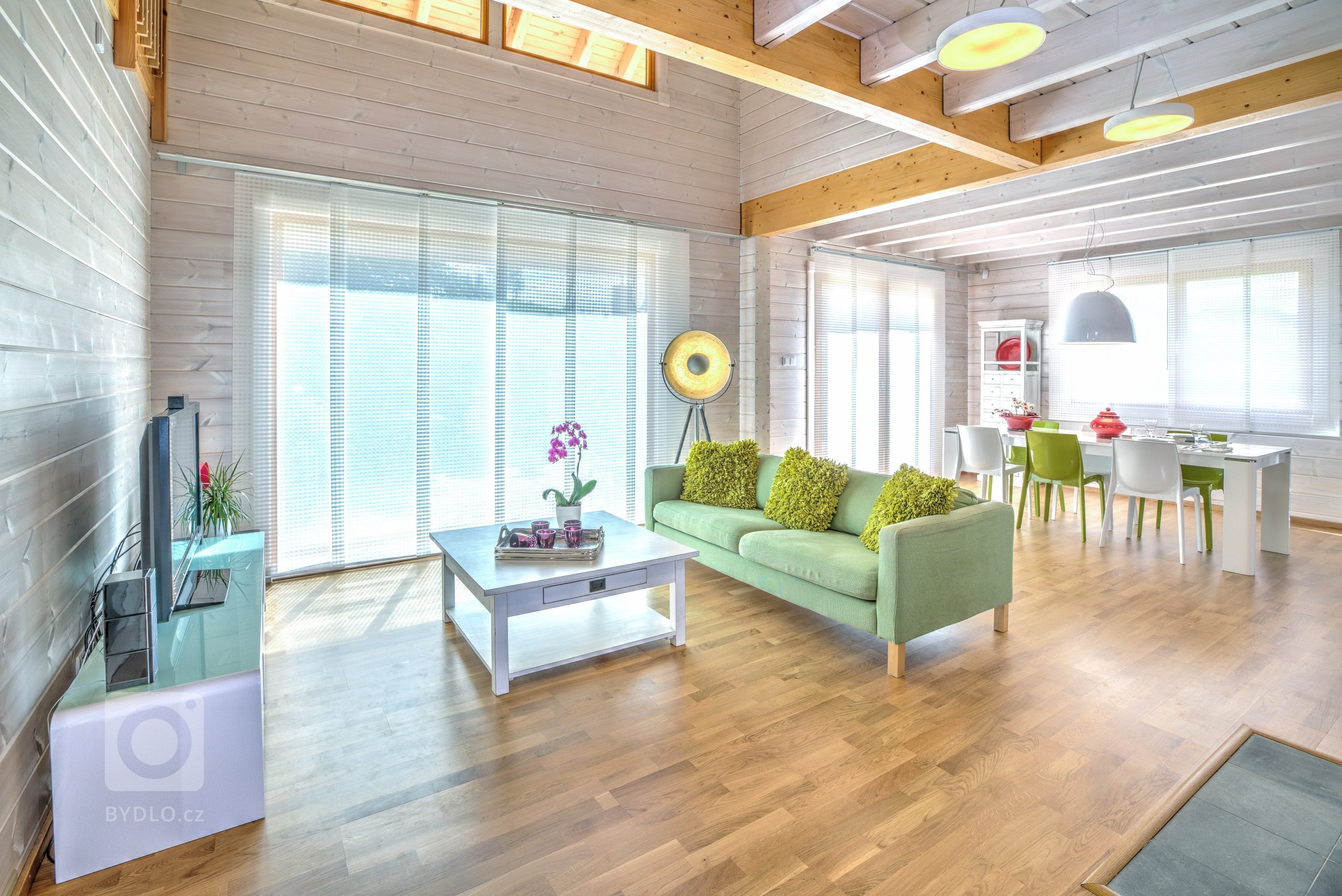 Prostorný finský srubový dům &nbsp;z nesedavých trámů vyrobených unikátní technologií z pomalu rostlé arktické borovice. Dřevo je ponecháno v přírodní barvě. V…