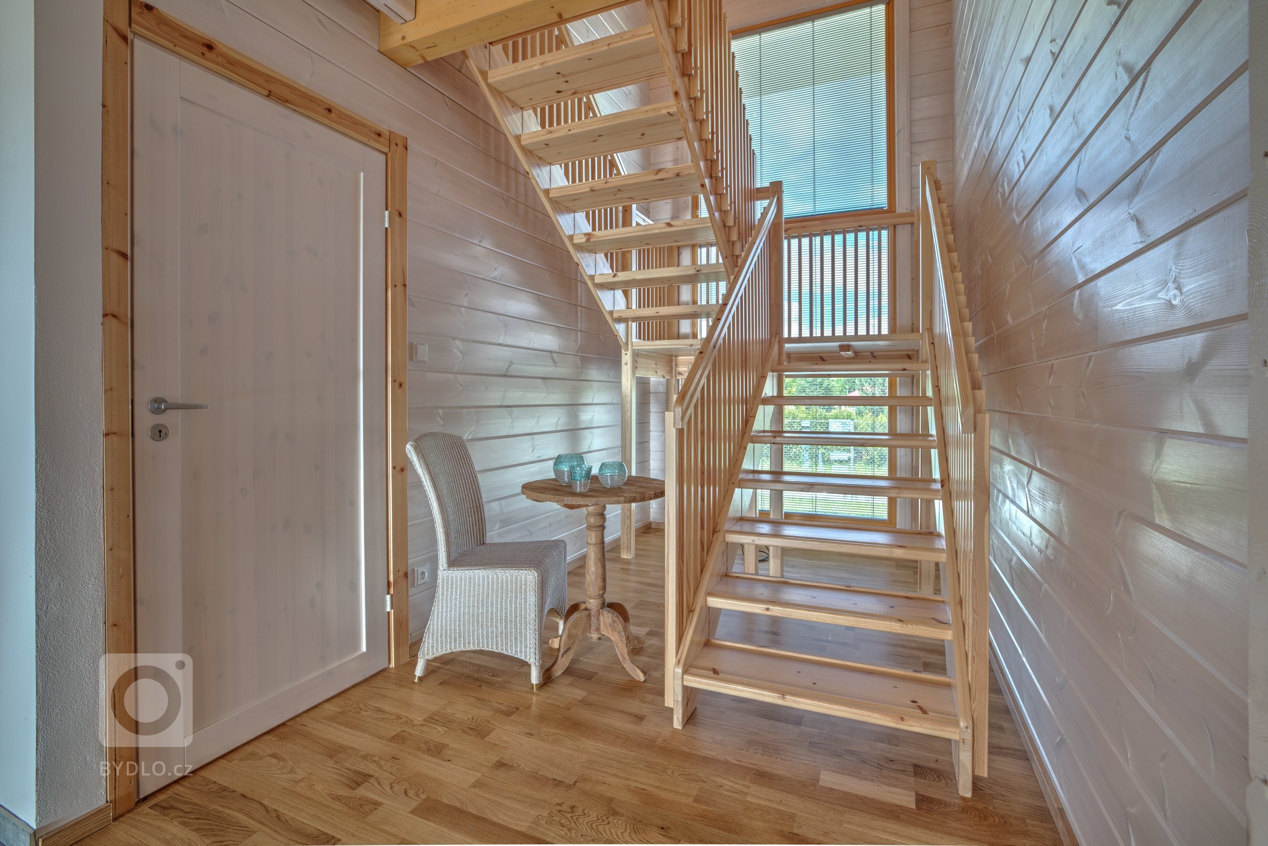 Prostorný finský srubový dům &nbsp;z nesedavých trámů vyrobených unikátní technologií z pomalu rostlé arktické borovice. Dřevo je ponecháno v přírodní barvě. V…