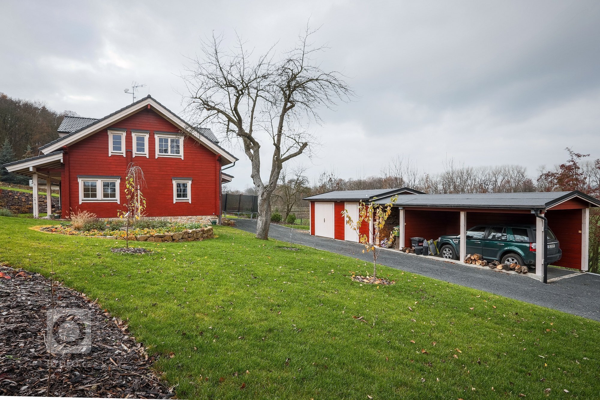 Finský srubový dům Kontio byl postaven v malebném prostředí v blízkosti řeky Ohře. Faluňská červeň použitá jako vnější nátěr dělá z domu skutečný originál. Dům…