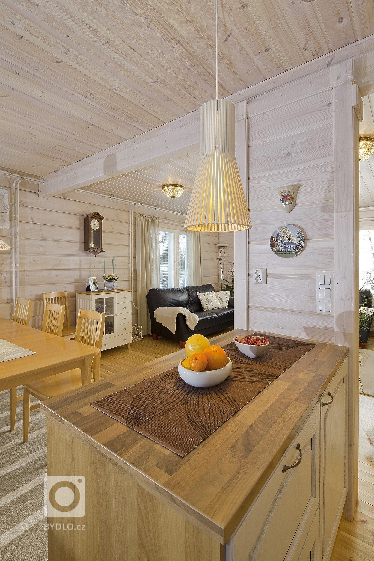 Další z velice&nbsp;povedených realizací srubového domu KONTIO na přání majitelů. Dřevěný interiér v přírodních odstínech&nbsp;vytváří unikatní atmosféru.…