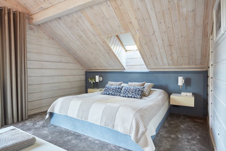 Pohádkový finský srubový dům KONTIO River House 2 se pyšní&nbsp;moderním interiérem, který klade důraz zejména na přírodní tóny&nbsp;a citlivě mísí několik…