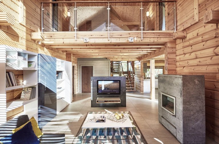 Pohádkový finský srubový dům KONTIO River House 2 se pyšní&nbsp;moderním interiérem, který klade důraz zejména na přírodní tóny&nbsp;a citlivě mísí několik…