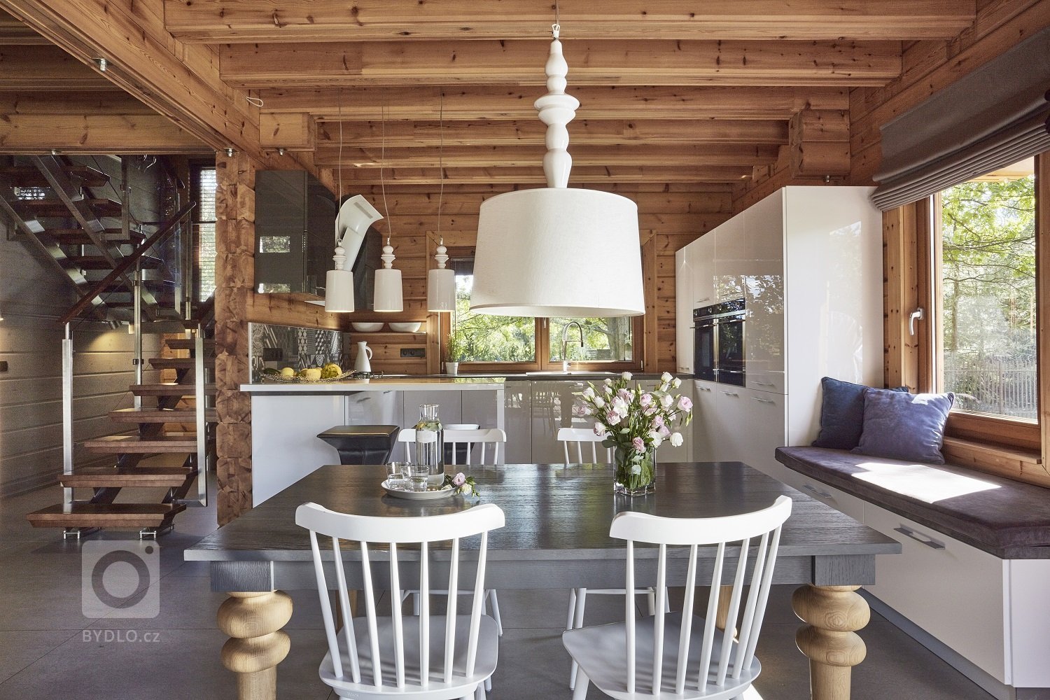 Pohádkový finský srubový dům KONTIO River House 2 se pyšní&nbsp;moderním interiérem, který klade důraz zejména na přírodní tóny&nbsp;a citlivě mísí několik…