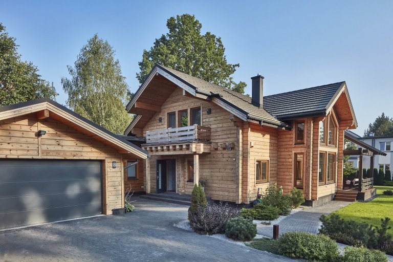 Pohádkový finský srubový dům KONTIO River House 2 se pyšní&nbsp;moderním interiérem, který klade důraz zejména na přírodní tóny&nbsp;a citlivě mísí několik…