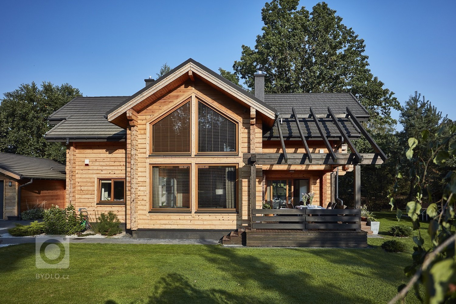 Pohádkový finský srubový dům KONTIO River House 2 se pyšní&nbsp;moderním interiérem, který klade důraz zejména na přírodní tóny&nbsp;a citlivě mísí několik…