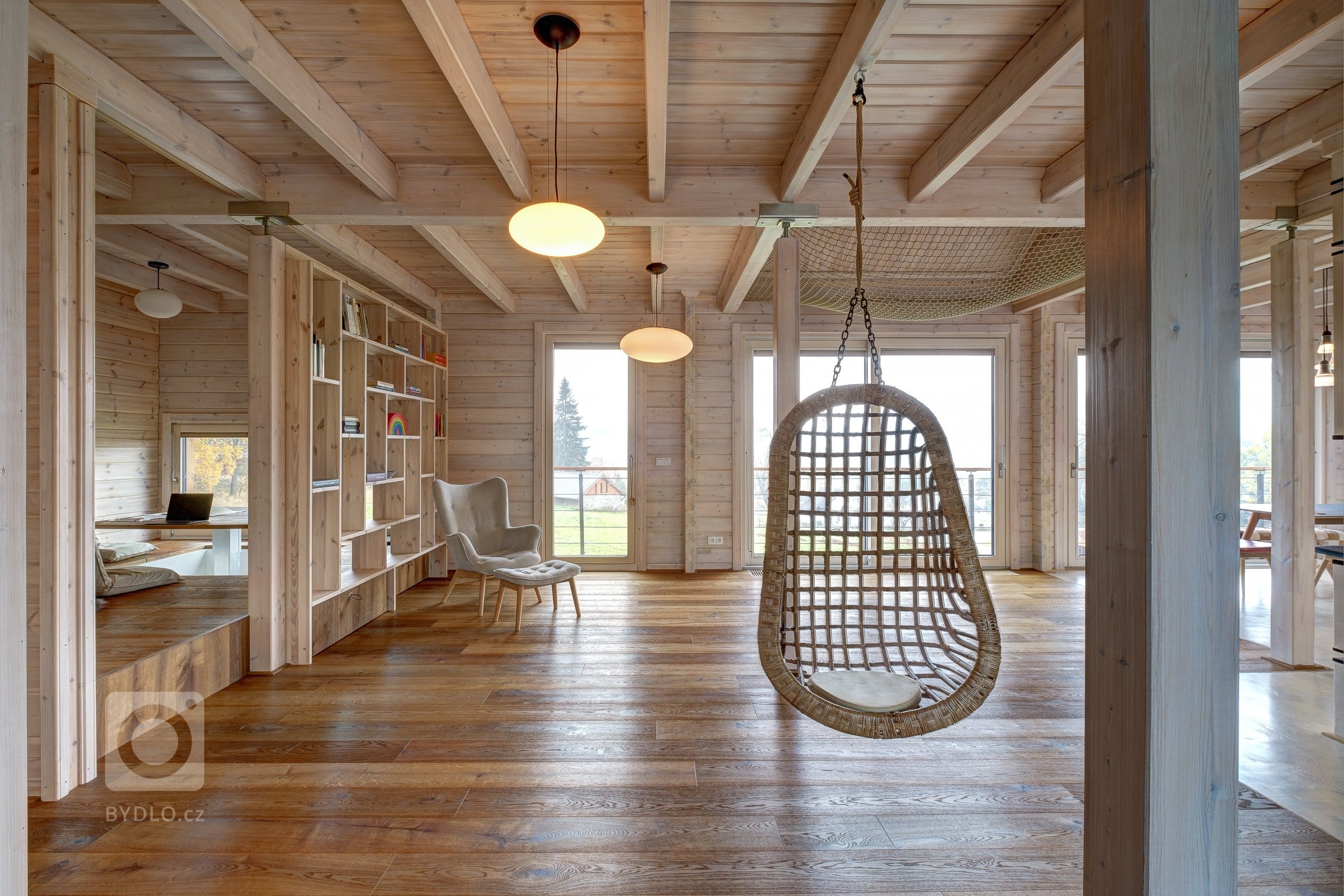 Prostorný dům v šumavské stráni postavený z masivních hranolů finské, polární borovice.
