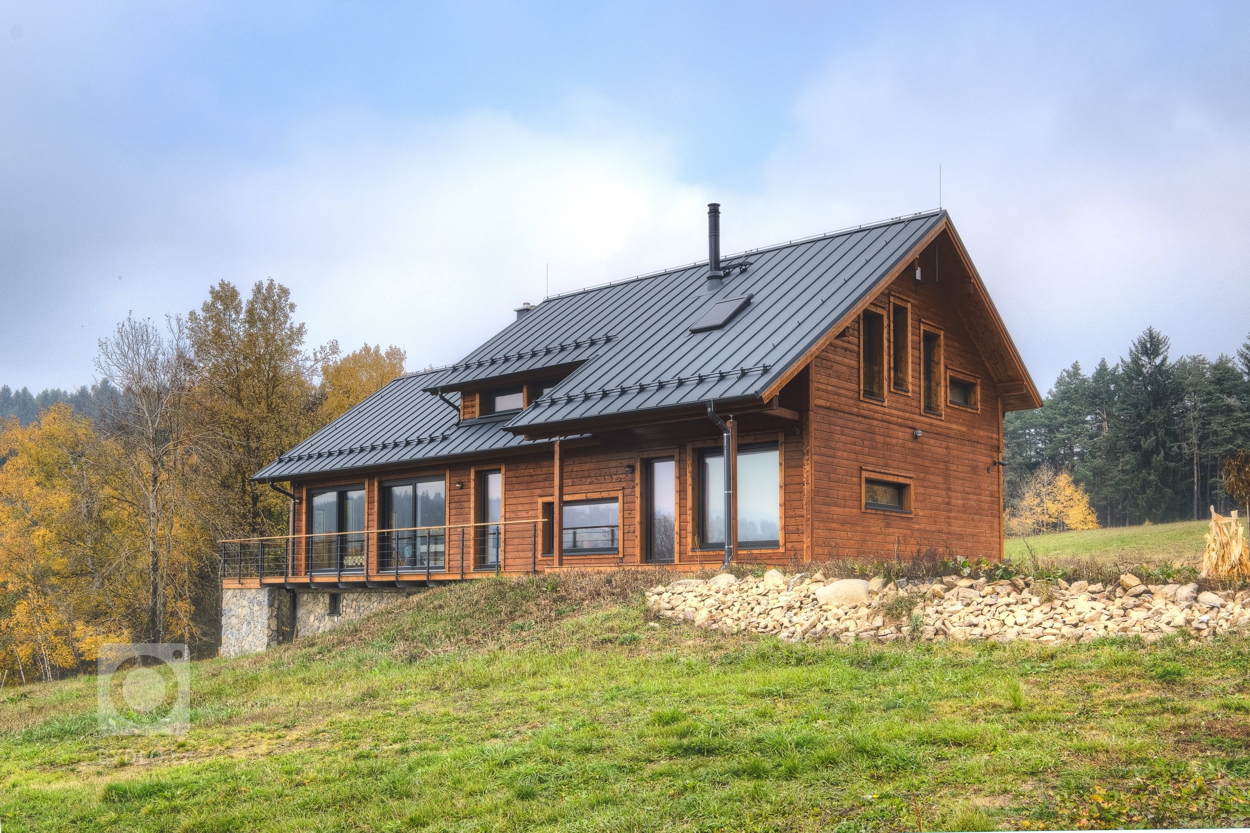 Prostorný dům v šumavské stráni postavený z masivních hranolů finské, polární borovice.
