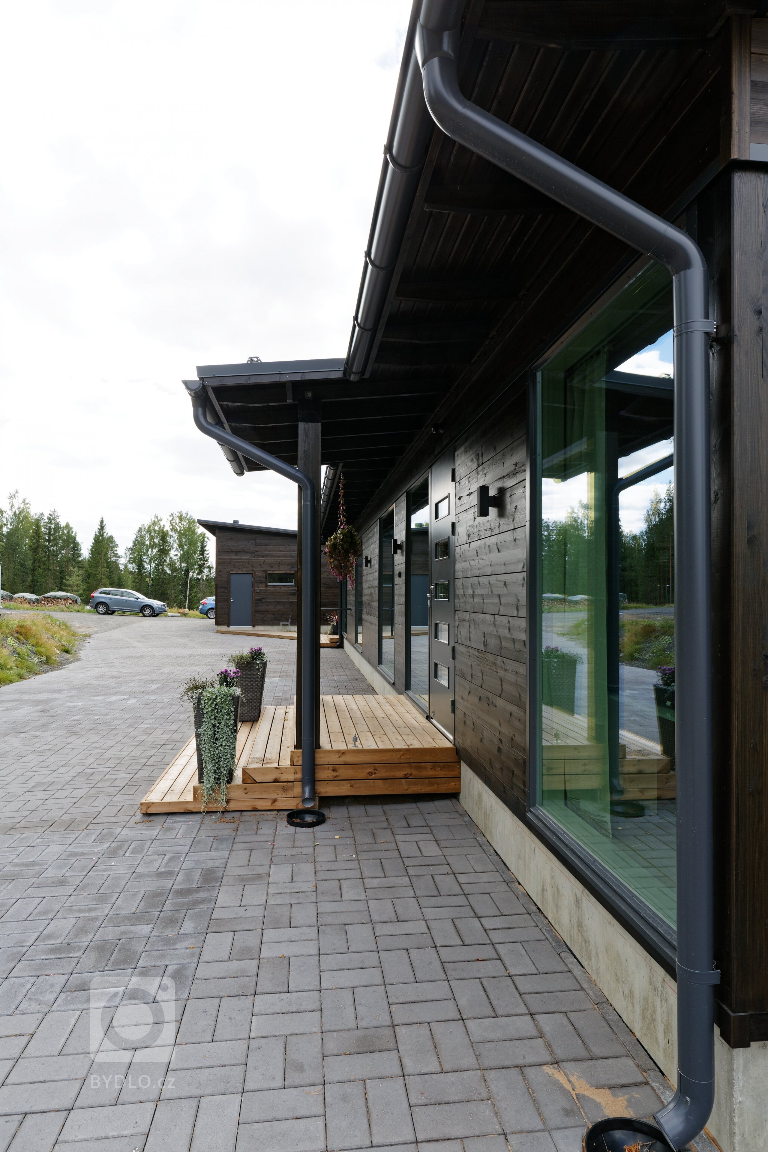 KONTIO Glasshouse je dřevěný dům z lepených hranolů SmartLog o rozměrech 205x275 (inovativní technologie SmartLog zamezuje sedání dřeva). Tento Glasshouse s…