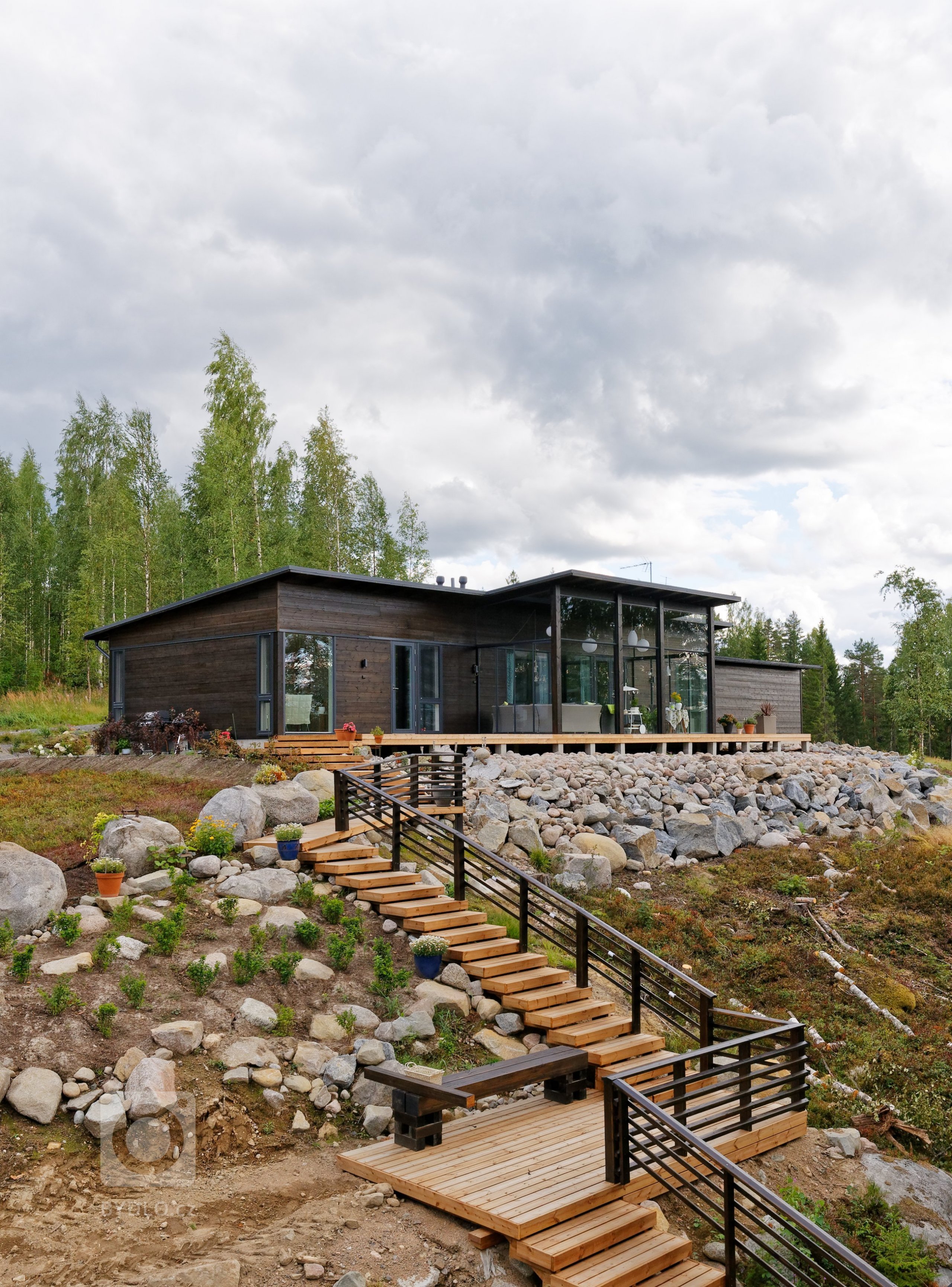 KONTIO Glasshouse je dřevěný dům z lepených hranolů SmartLog o rozměrech 205x275 (inovativní technologie SmartLog zamezuje sedání dřeva). Tento Glasshouse s…