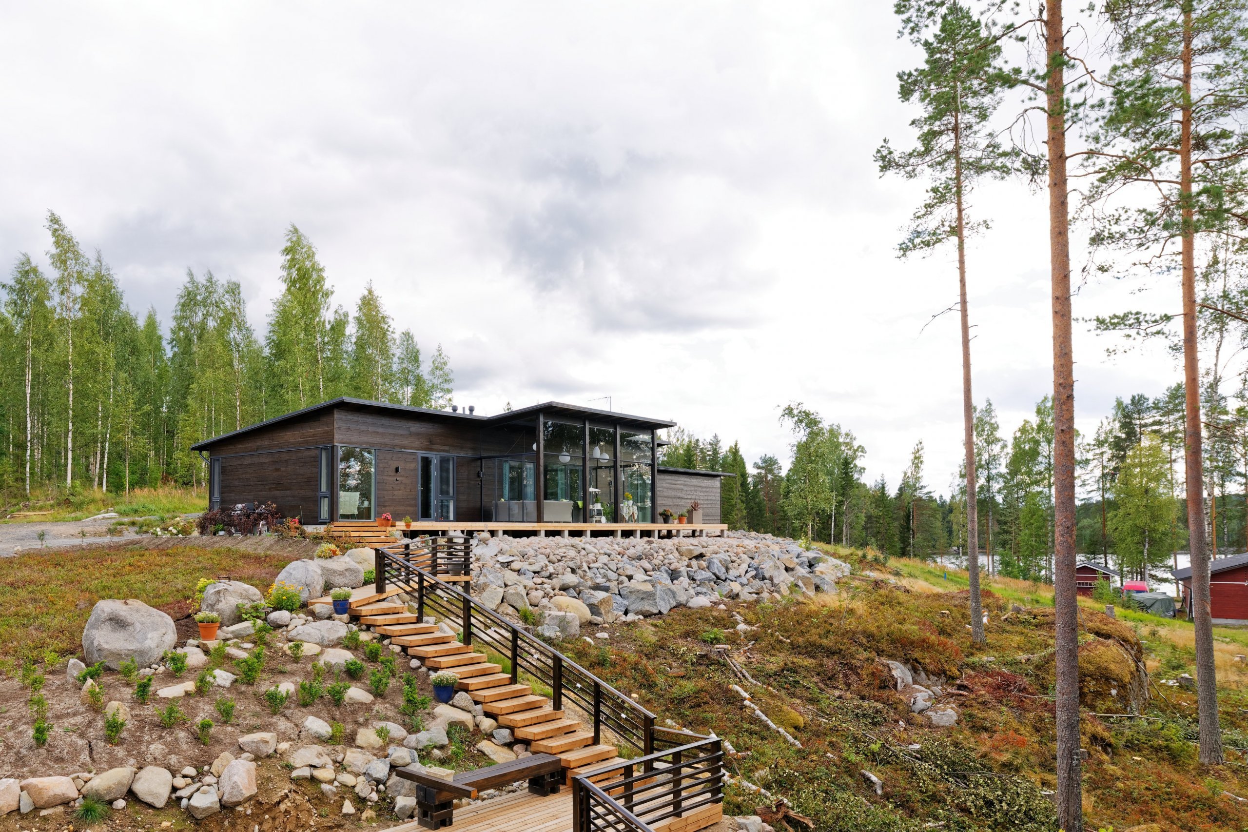 KONTIO Glasshouse je dřevěný dům z lepených hranolů SmartLog o rozměrech 205x275 (inovativní technologie SmartLog zamezuje sedání dřeva). Tento Glasshouse s…