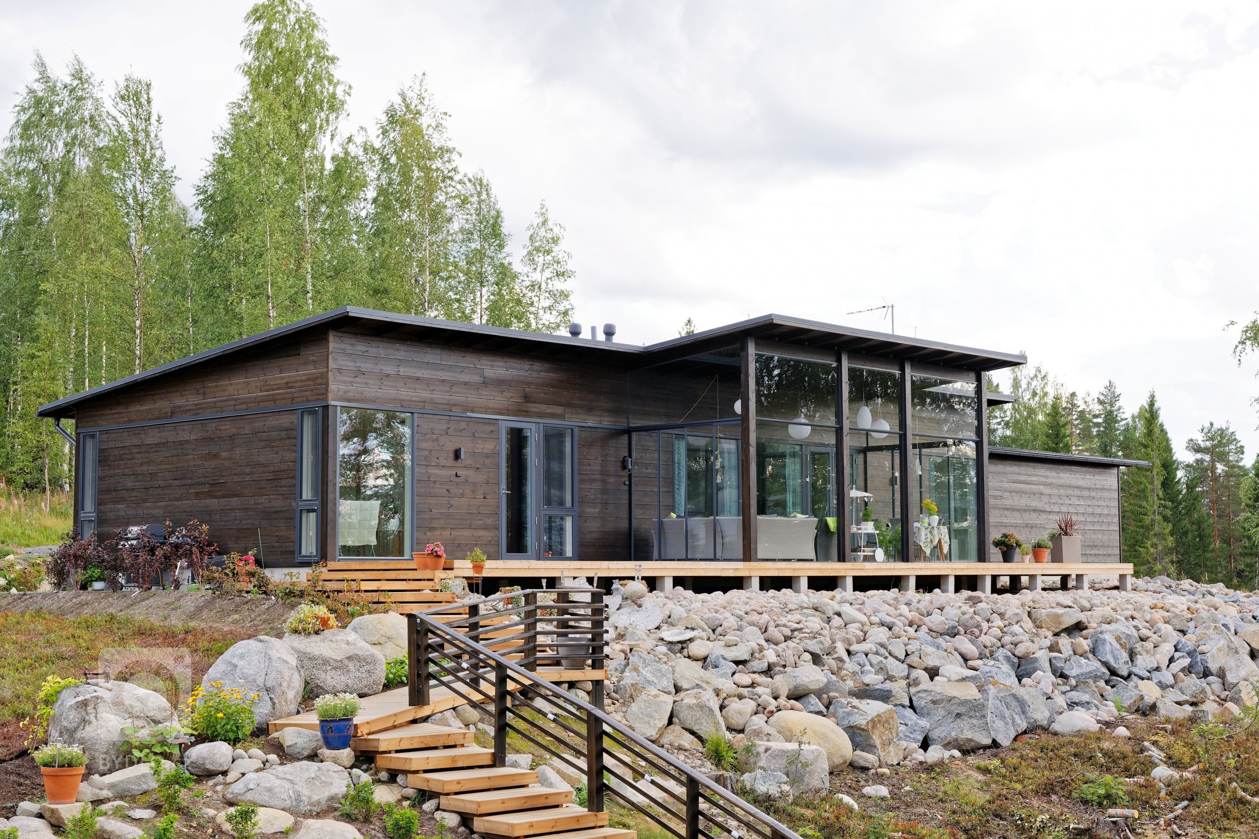 KONTIO Glasshouse je dřevěný dům z lepených hranolů SmartLog o rozměrech 205x275 (inovativní technologie SmartLog zamezuje sedání dřeva). Tento Glasshouse s…