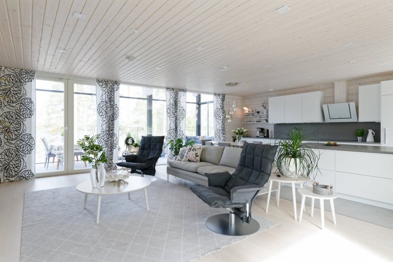 KONTIO Glasshouse je dřevěný dům z lepených hranolů SmartLog o rozměrech 205x275 (inovativní technologie SmartLog zamezuje sedání dřeva). Tento Glasshouse s…