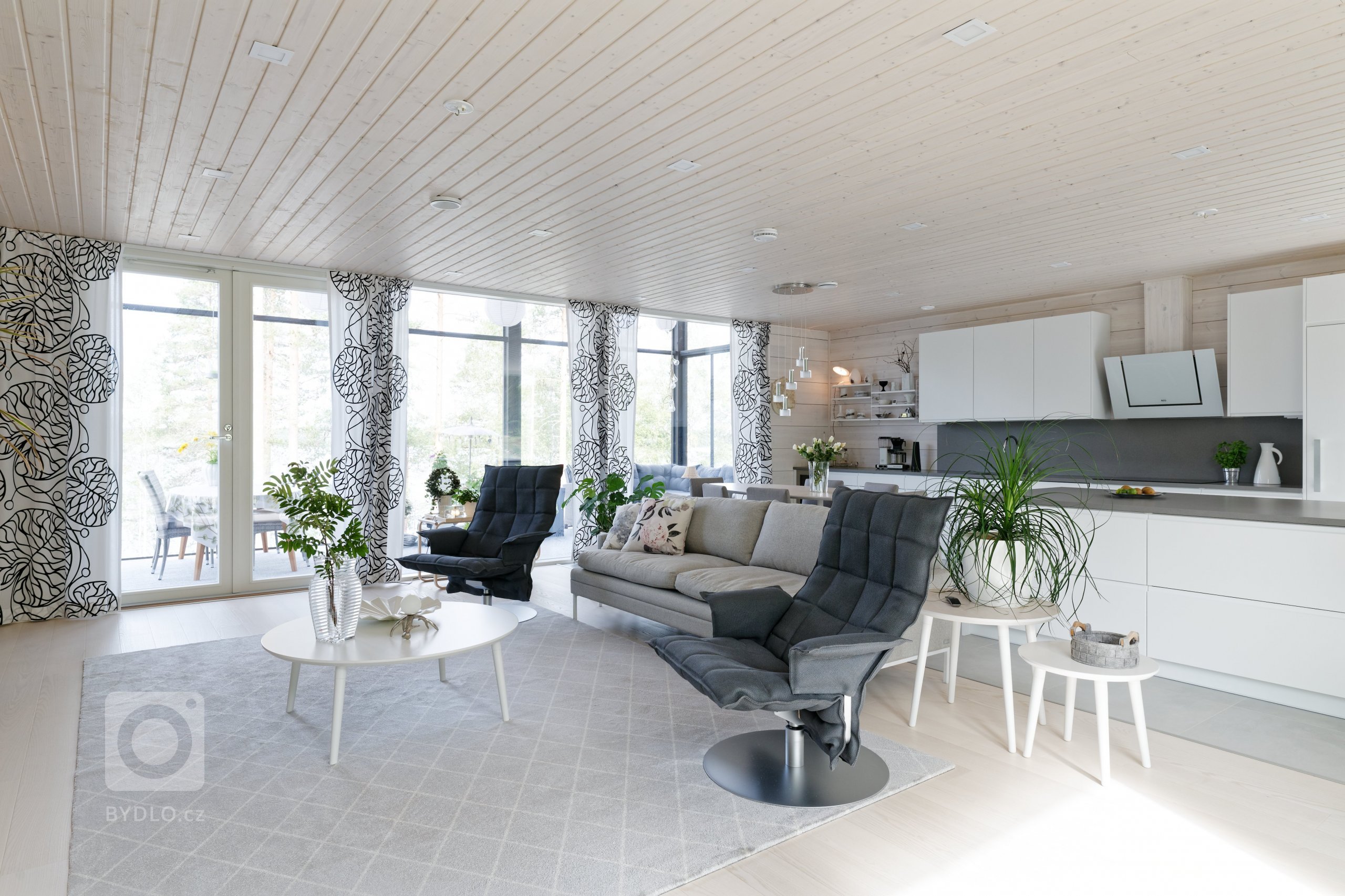 KONTIO Glasshouse je dřevěný dům z lepených hranolů SmartLog o rozměrech 205x275 (inovativní technologie SmartLog zamezuje sedání dřeva). Tento Glasshouse s…