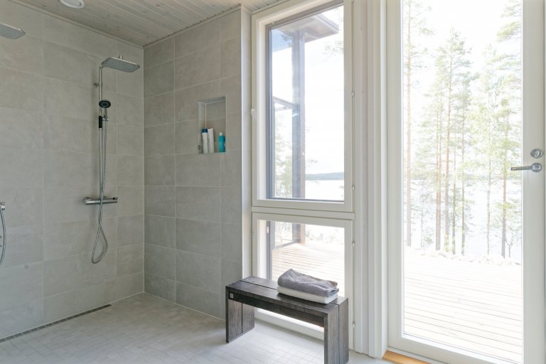 KONTIO Glasshouse je dřevěný dům z lepených hranolů SmartLog o rozměrech 205x275 (inovativní technologie SmartLog zamezuje sedání dřeva). Tento Glasshouse s…