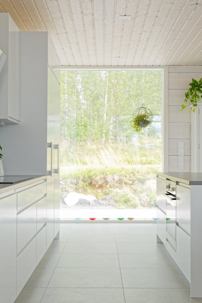 KONTIO Glasshouse je dřevěný dům z lepených hranolů SmartLog o rozměrech 205x275 (inovativní technologie SmartLog zamezuje sedání dřeva). Tento Glasshouse s…