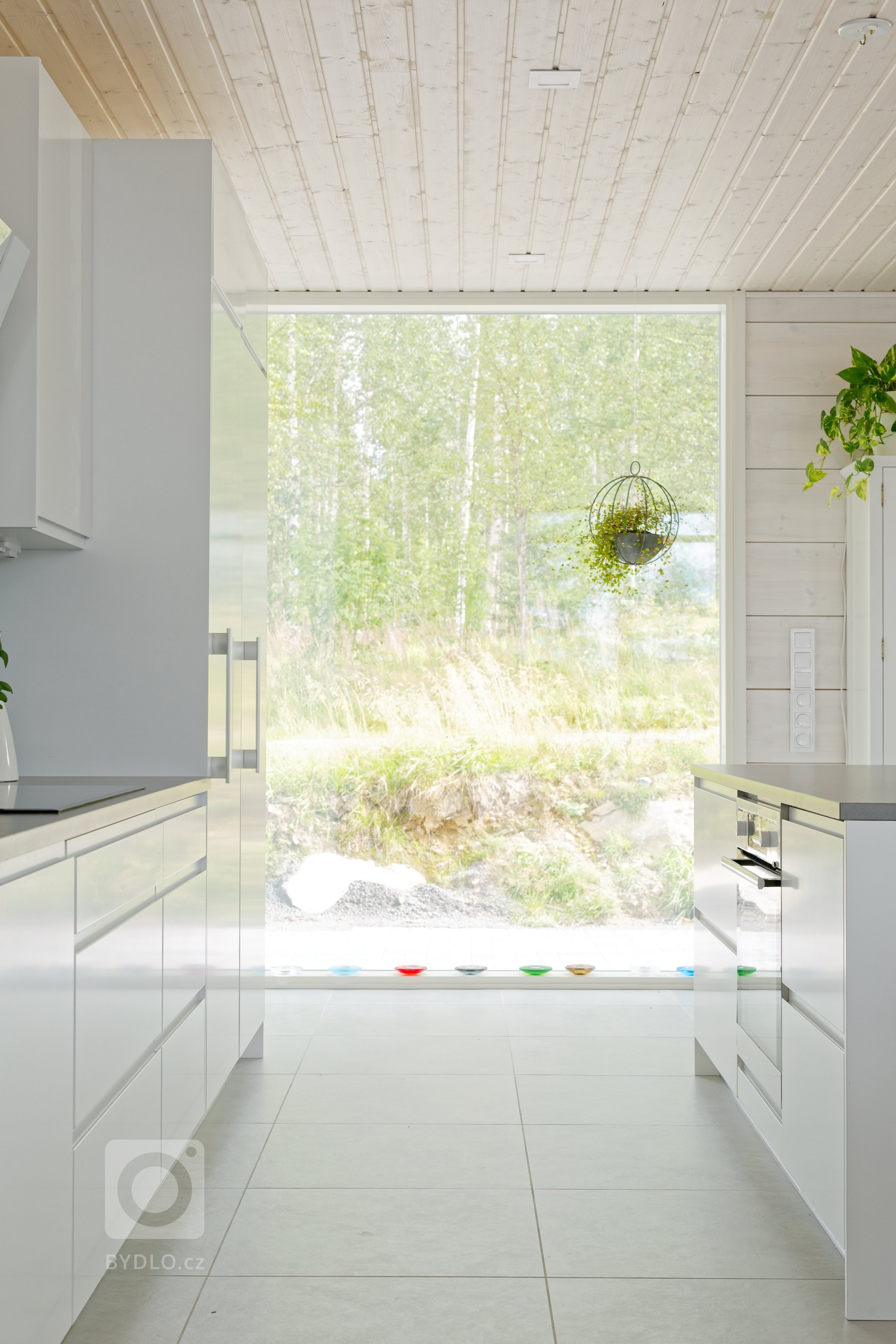 KONTIO Glasshouse je dřevěný dům z lepených hranolů SmartLog o rozměrech 205x275 (inovativní technologie SmartLog zamezuje sedání dřeva). Tento Glasshouse s…