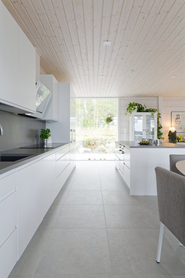 KONTIO Glasshouse je dřevěný dům z lepených hranolů SmartLog o rozměrech 205x275 (inovativní technologie SmartLog zamezuje sedání dřeva). Tento Glasshouse s…