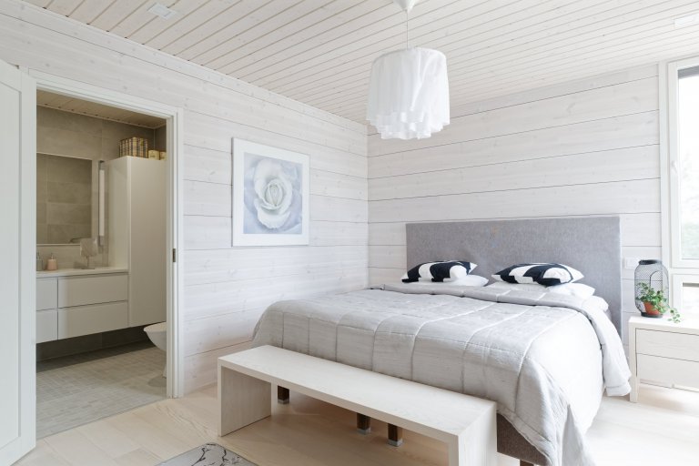 KONTIO Glasshouse je dřevěný dům z lepených hranolů SmartLog o rozměrech 205x275 (inovativní technologie SmartLog zamezuje sedání dřeva). Tento Glasshouse s…