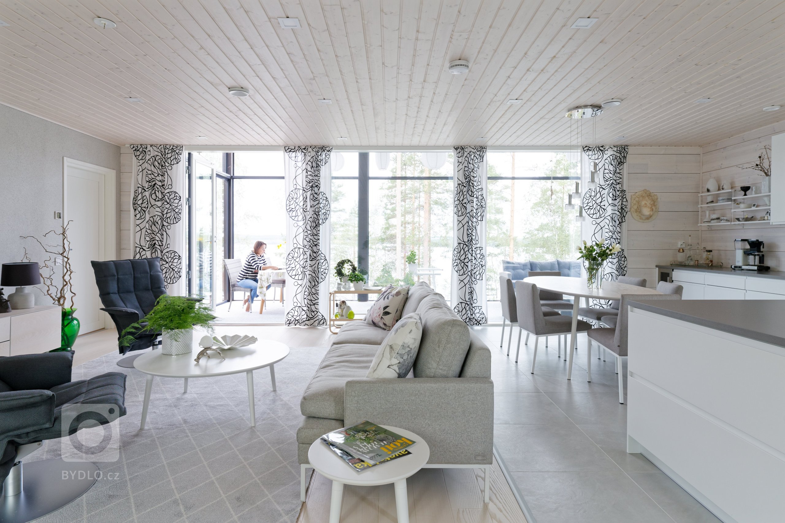 KONTIO Glasshouse je dřevěný dům z lepených hranolů SmartLog o rozměrech 205x275 (inovativní technologie SmartLog zamezuje sedání dřeva). Tento Glasshouse s…