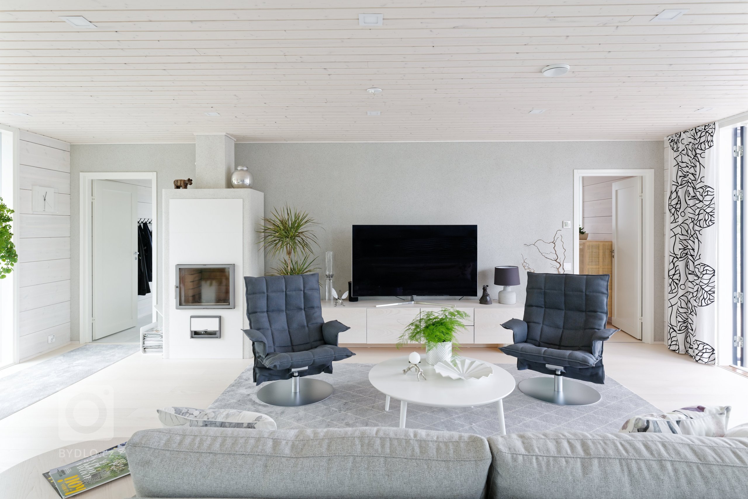 KONTIO Glasshouse je dřevěný dům z lepených hranolů SmartLog o rozměrech 205x275 (inovativní technologie SmartLog zamezuje sedání dřeva). Tento Glasshouse s…