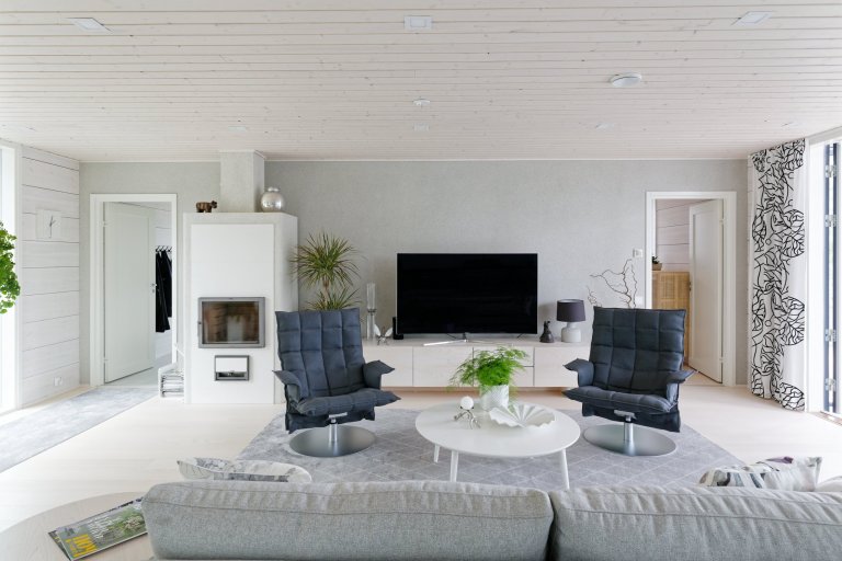 KONTIO Glasshouse je dřevěný dům z lepených hranolů SmartLog o rozměrech 205x275 (inovativní technologie SmartLog zamezuje sedání dřeva). Tento Glasshouse s…