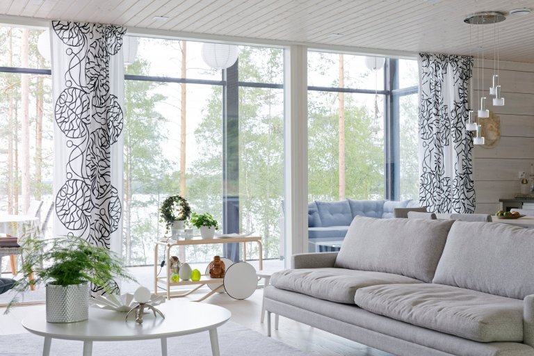 KONTIO Glasshouse je dřevěný dům z lepených hranolů SmartLog o rozměrech 205x275 (inovativní technologie SmartLog zamezuje sedání dřeva). Tento Glasshouse s…