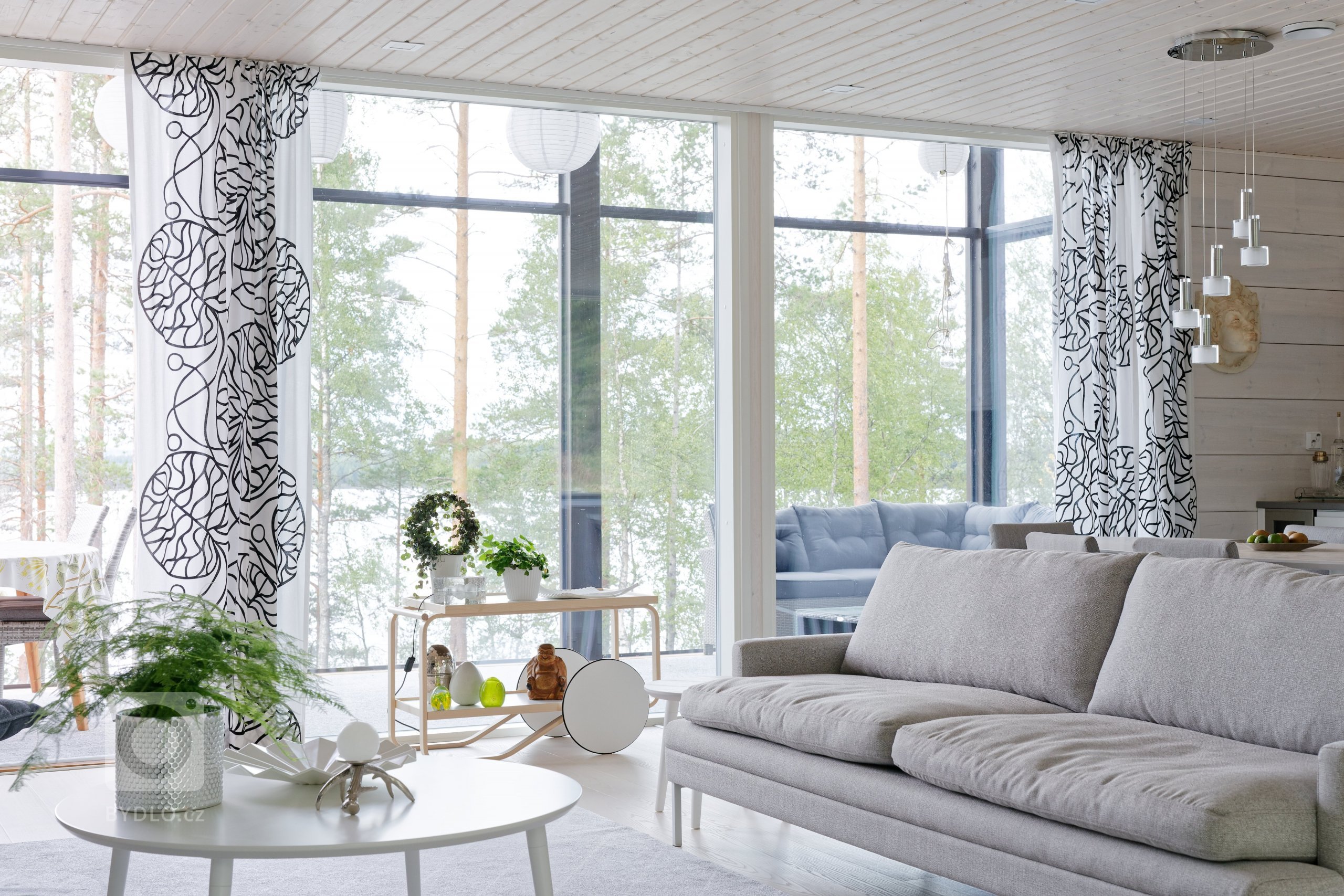 KONTIO Glasshouse je dřevěný dům z lepených hranolů SmartLog o rozměrech 205x275 (inovativní technologie SmartLog zamezuje sedání dřeva). Tento Glasshouse s…