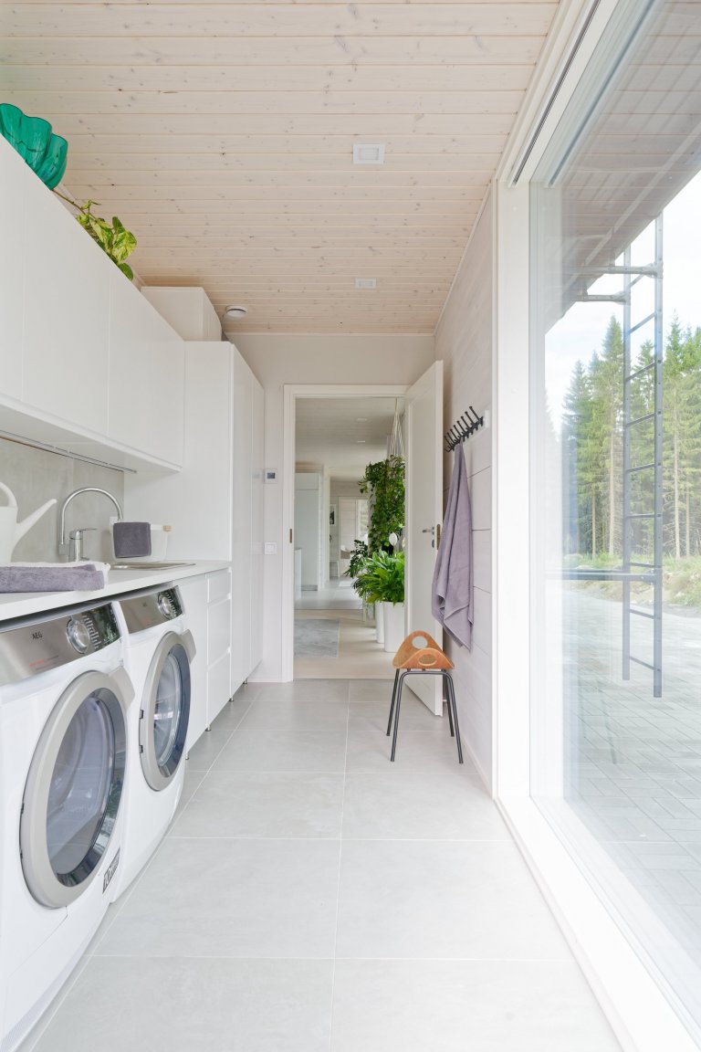 KONTIO Glasshouse je dřevěný dům z lepených hranolů SmartLog o rozměrech 205x275 (inovativní technologie SmartLog zamezuje sedání dřeva). Tento Glasshouse s…