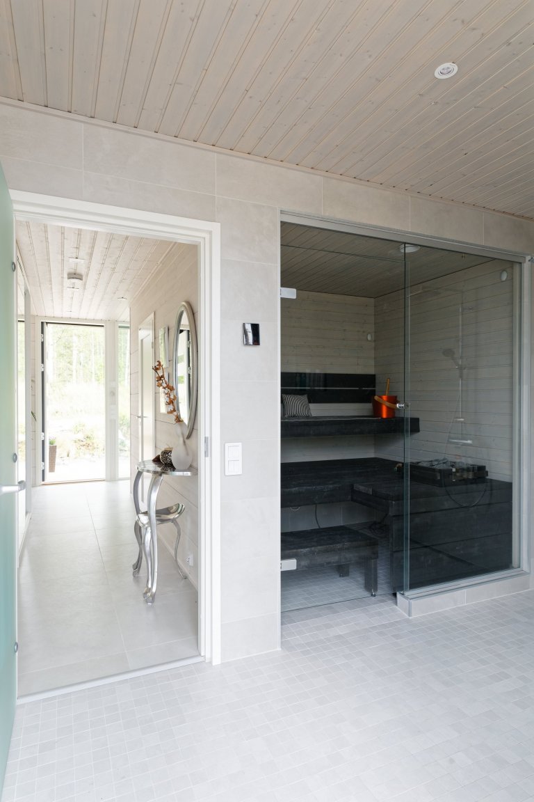 KONTIO Glasshouse je dřevěný dům z lepených hranolů SmartLog o rozměrech 205x275 (inovativní technologie SmartLog zamezuje sedání dřeva). Tento Glasshouse s…