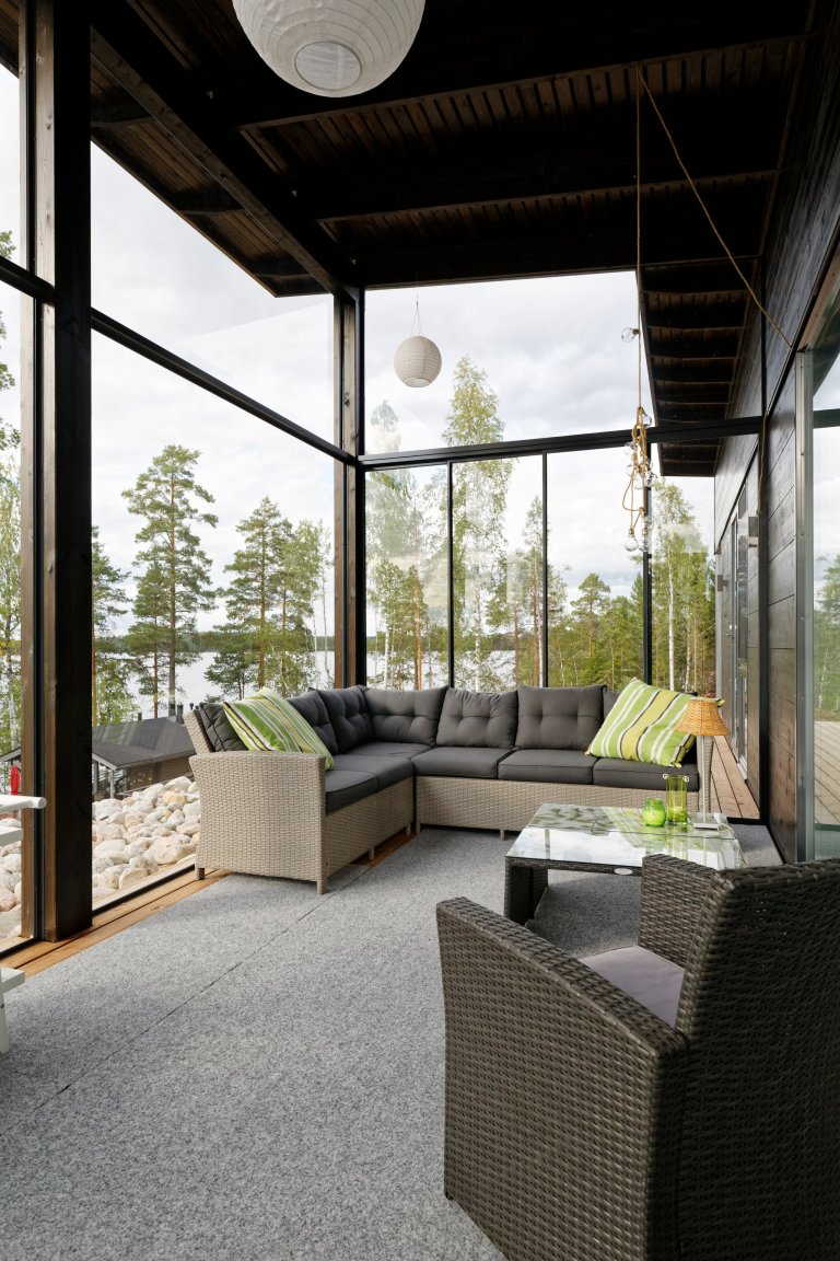 KONTIO Glasshouse je dřevěný dům z lepených hranolů SmartLog o rozměrech 205x275 (inovativní technologie SmartLog zamezuje sedání dřeva). Tento Glasshouse s…