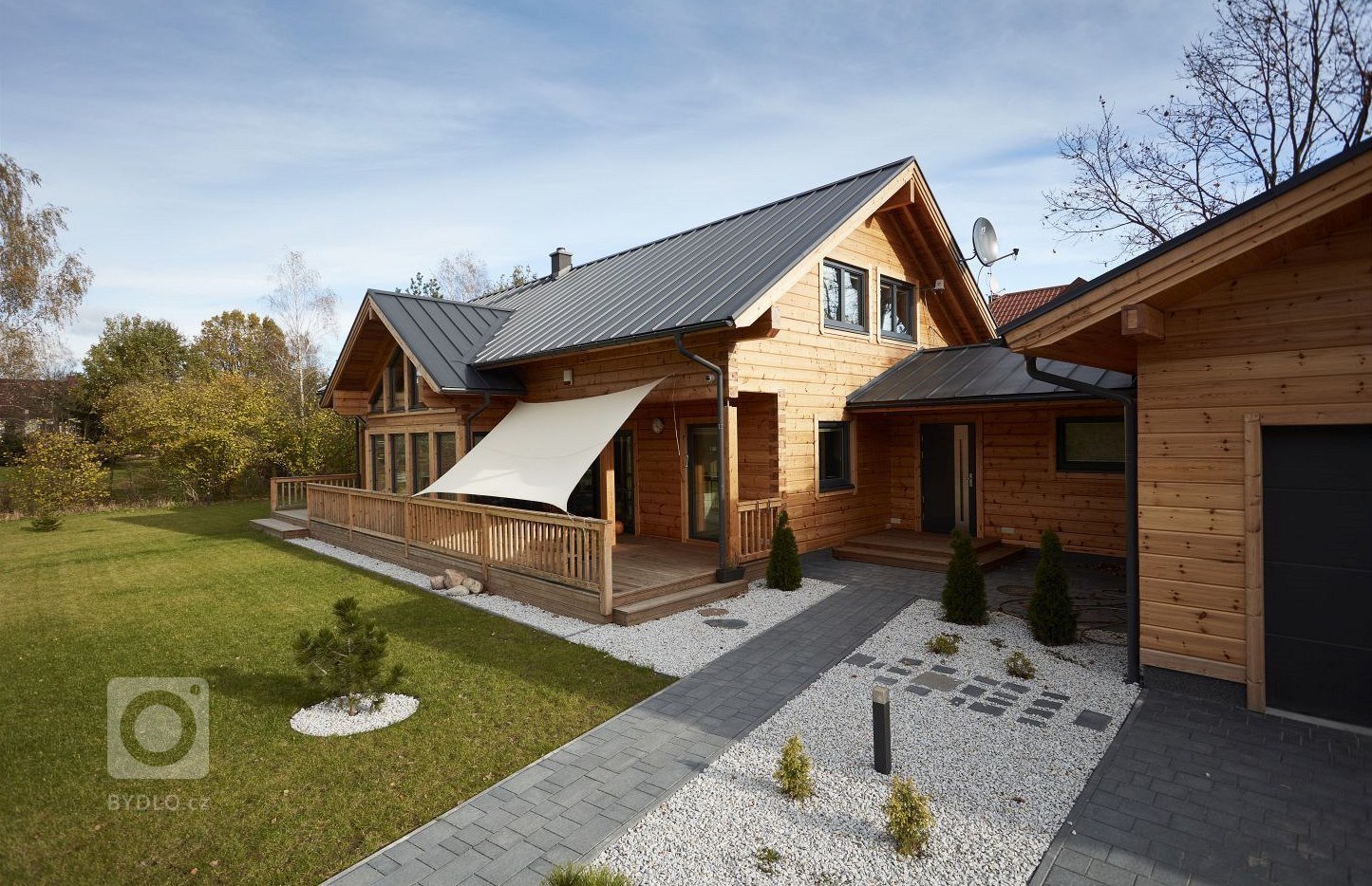 Mladý pár nechal postavit v malém lázeňském městečku finský srubový dům Iso-Kajastus, který si&nbsp;snoubí působivý vzhled a funkčnost. Katedrálový strop a…