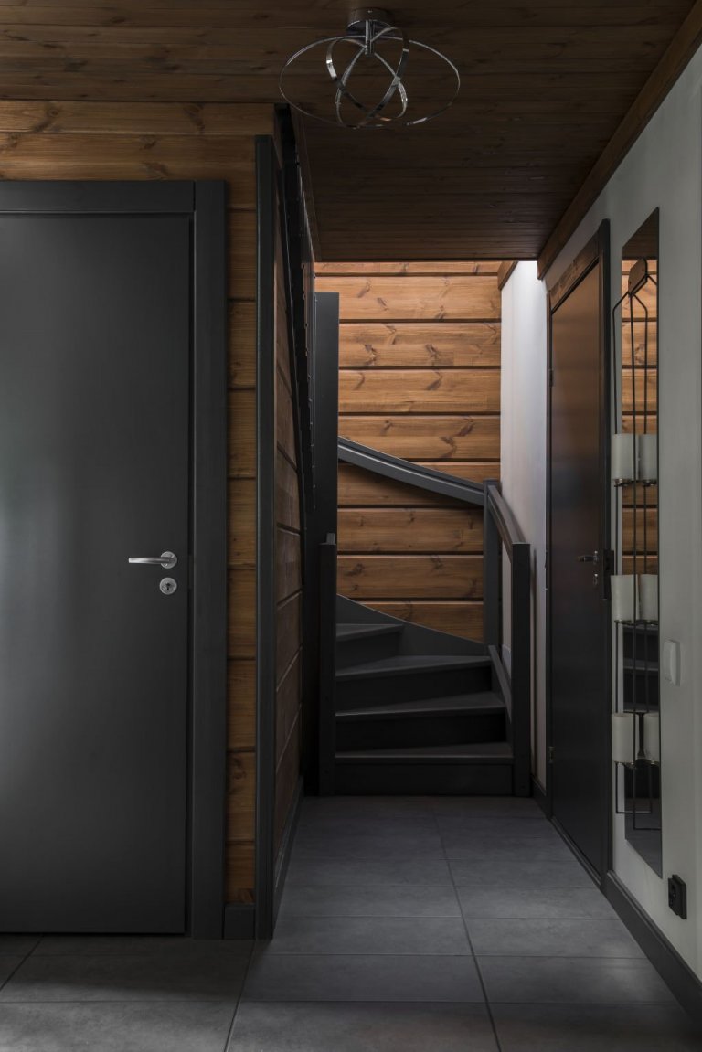 První místností, která Vás vítá při vstupu do domu je prostorná hala se schodištěm vedoucím do patra. Prostor pod schody je užíván jako úložný. 