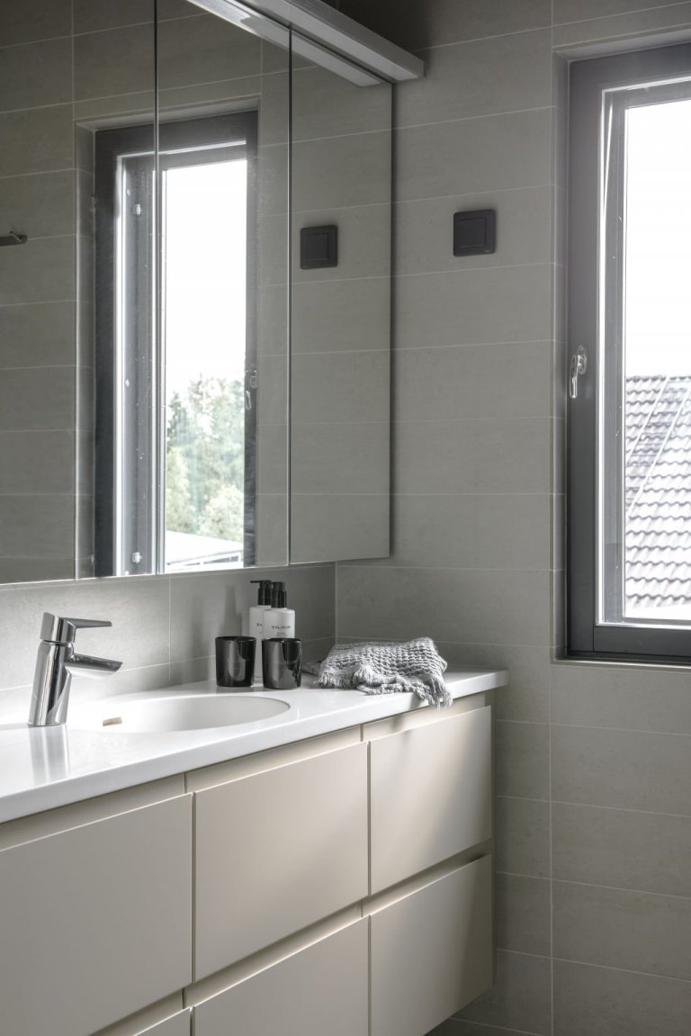 Vrchní koupelna je vybavena nábytkem z řady Kontio Living v barvě bílé kávy. 