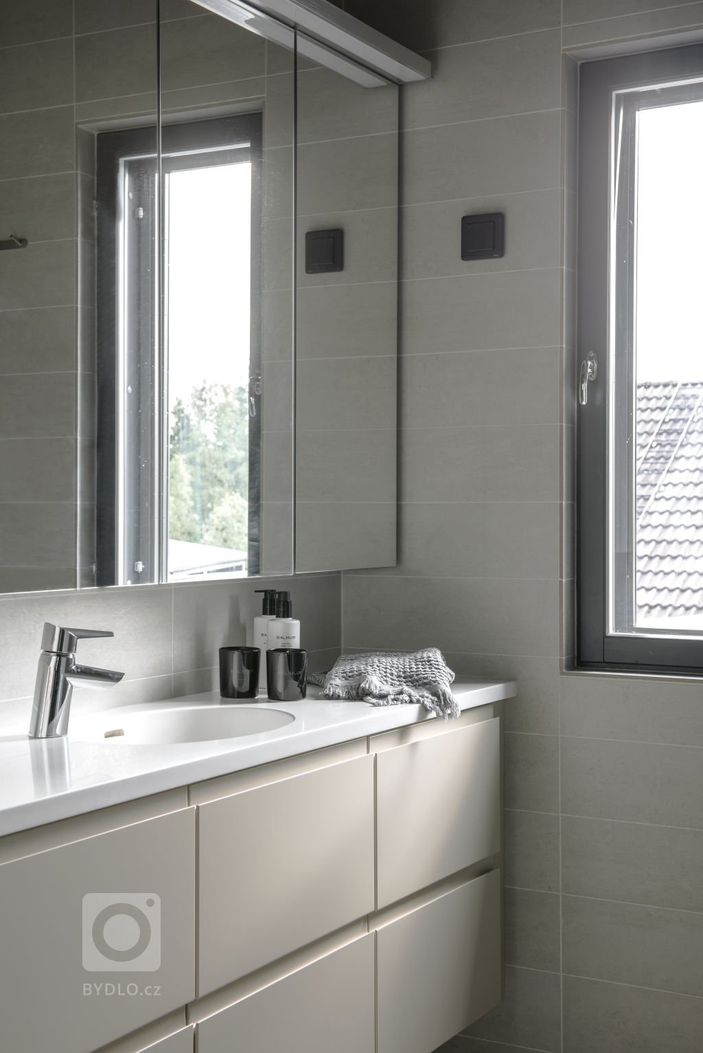 Vrchní koupelna je vybavena nábytkem z řady Kontio Living v barvě bílé kávy. 