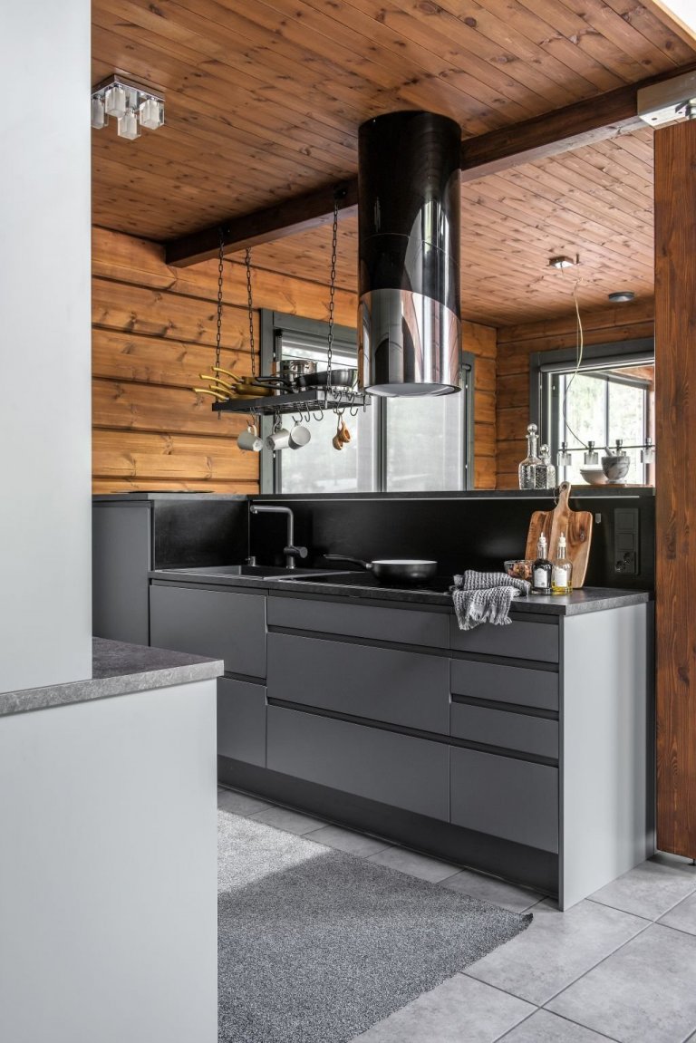 Kuchyňský ostrůvek sestává z šedé kuchyňské linky. Dřez, který je také v krásné šedé barvě s linkou téměř splývá. Černý kuchyňský kohoutek dodává eleganci. Dále je součástí linky sporák a ergonomicky umístěná integrovaná myčka. Kovová police zavěšená ze stropu nad dřezem je dílem místního kováře, na které se dá zavěsit nejpoužívanější kuchyňské náčiní. 