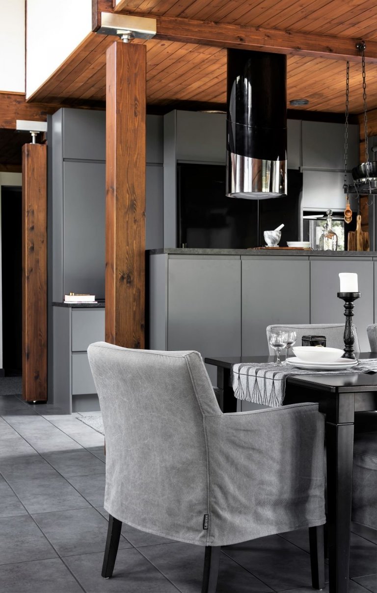 Kuchyň a jídelnu odděluje příčka, která je pouze tak vysoká, aby od stolu zabránila pohledům na případný nepořádek na kuchyňské lince. Skříňky v příčce v sobě ukrývají sklenice na víno, ubrousky, svíčky a další nezbytnosti pro stolování. 