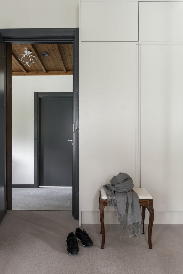 Na rozdíl od přízemí, kde jsou úložné prostory tmavě šedé jsou skříně v patře v barvě světlé kávy. 