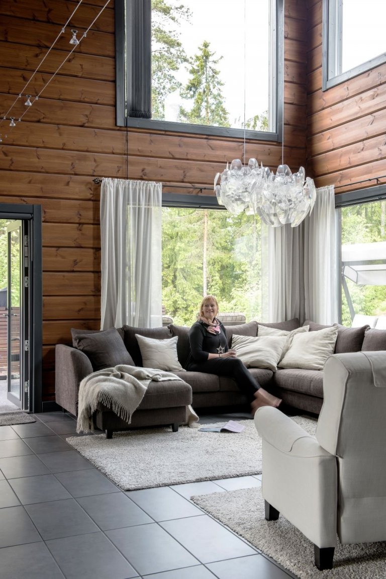 Sezení v obývacím pokoji je prostorné a pohodlné. Pokud se posadíte do křesla můžete se kochat výhledem na les u zadní zahrady. 