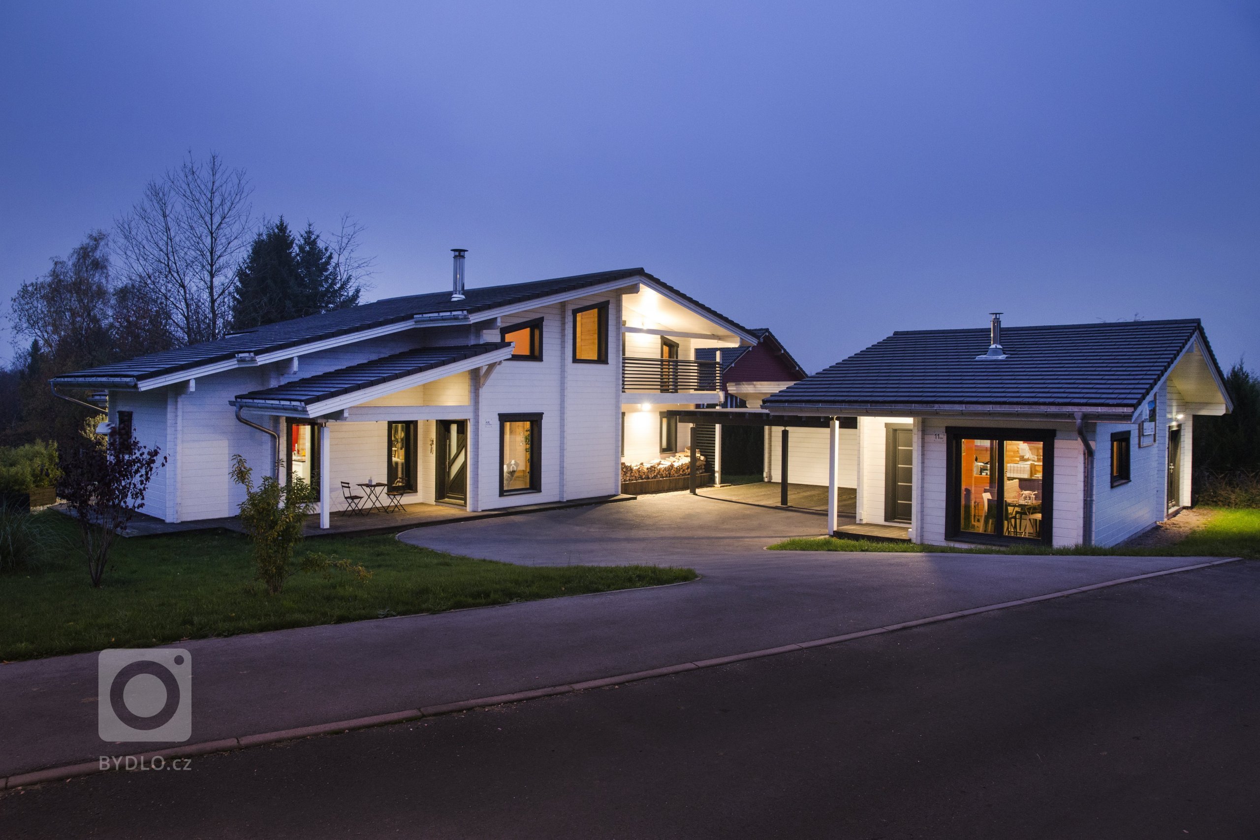 Moderní domy KONTIO se pyšní čistými liniemi a velkými okny s&nbsp;jednoduchými obložkami, které do vnitřních prostor domu propouštějí spoustu přirozeného…