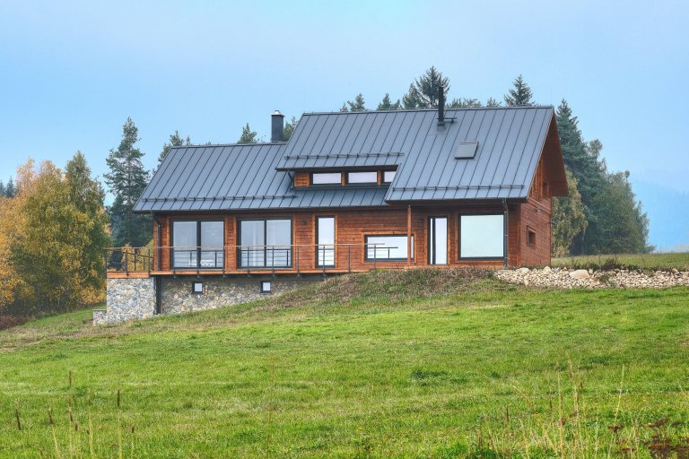 Prostorný dům v šumavské stráni postavený z masivních hranolů finské, polární borovice.
