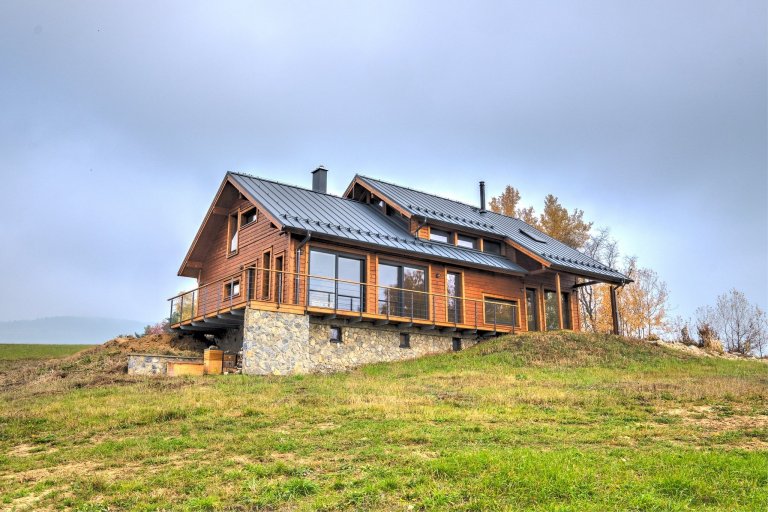 Prostorný dům v šumavské stráni postavený z masivních hranolů finské, polární borovice.
