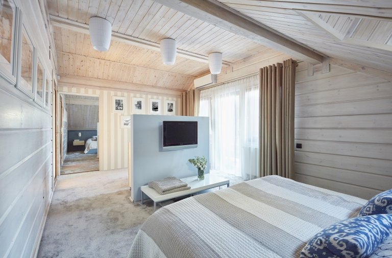 Pohádkový finský srubový dům KONTIO River House 2 se pyšní&nbsp;moderním interiérem, který klade důraz zejména na přírodní tóny&nbsp;a citlivě mísí několik…