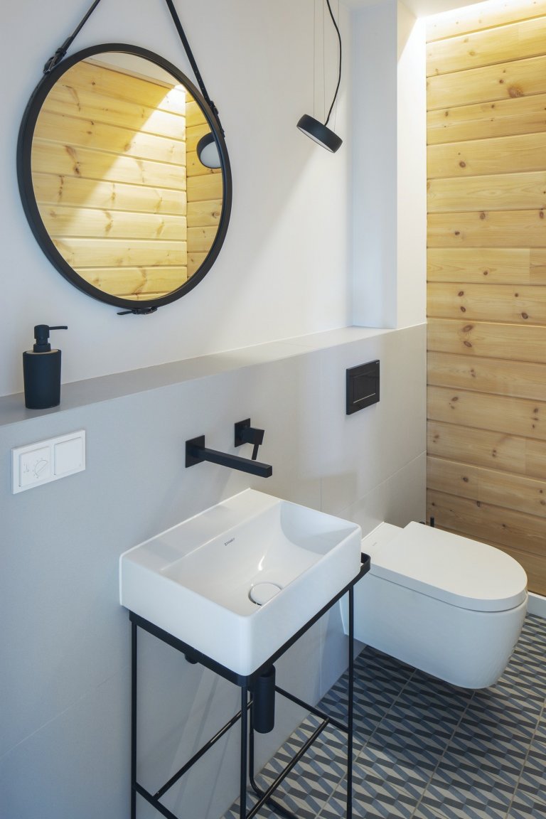 Dům, který navštívíme, leží u našich severních sousedů, vyroben byl ale ještě severněji, ve Finsku, a dovezen na místo určení ve středním Polsku. Přesně tak,…