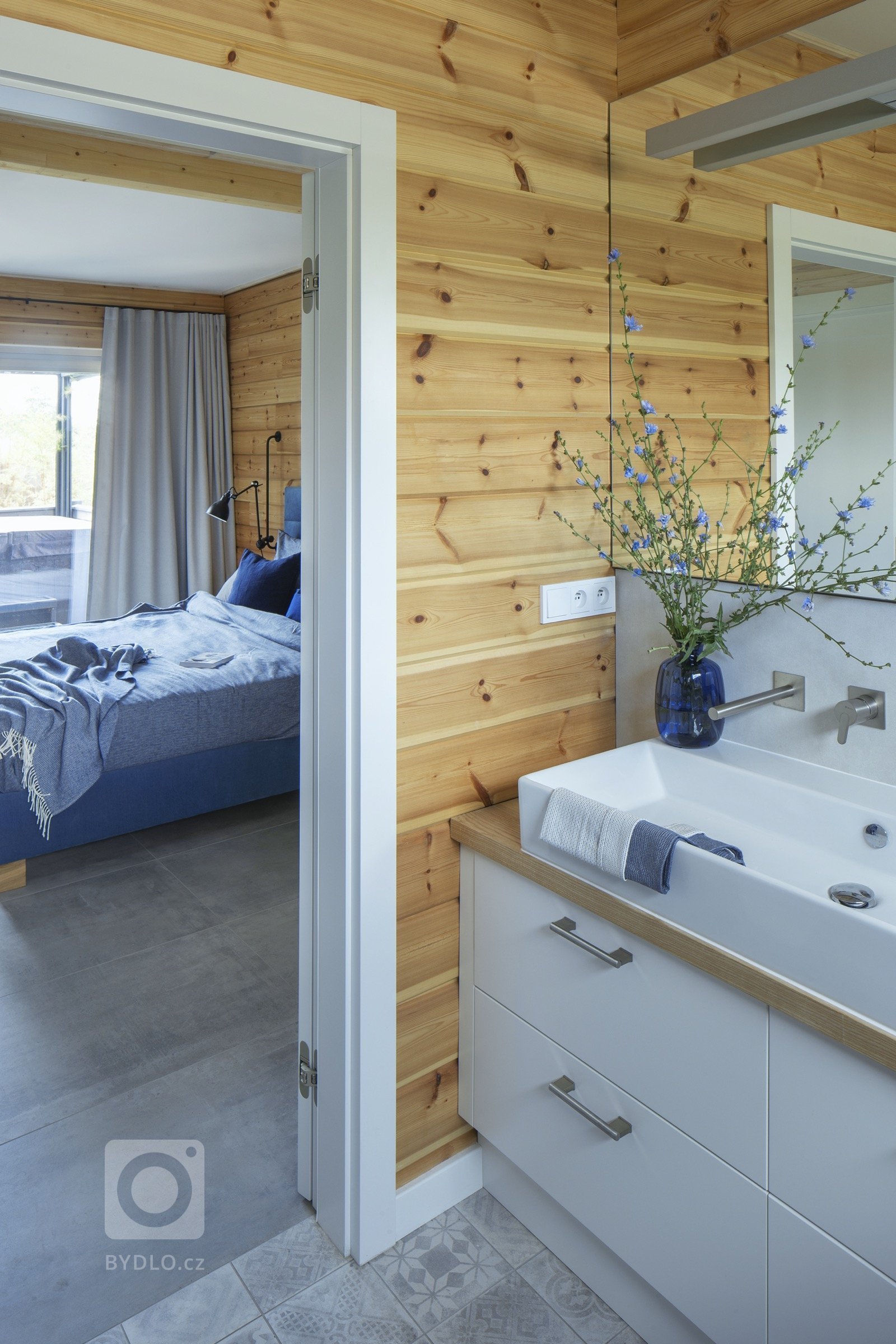 Dům, který navštívíme, leží u našich severních sousedů, vyroben byl ale ještě severněji, ve Finsku, a dovezen na místo určení ve středním Polsku. Přesně tak,…