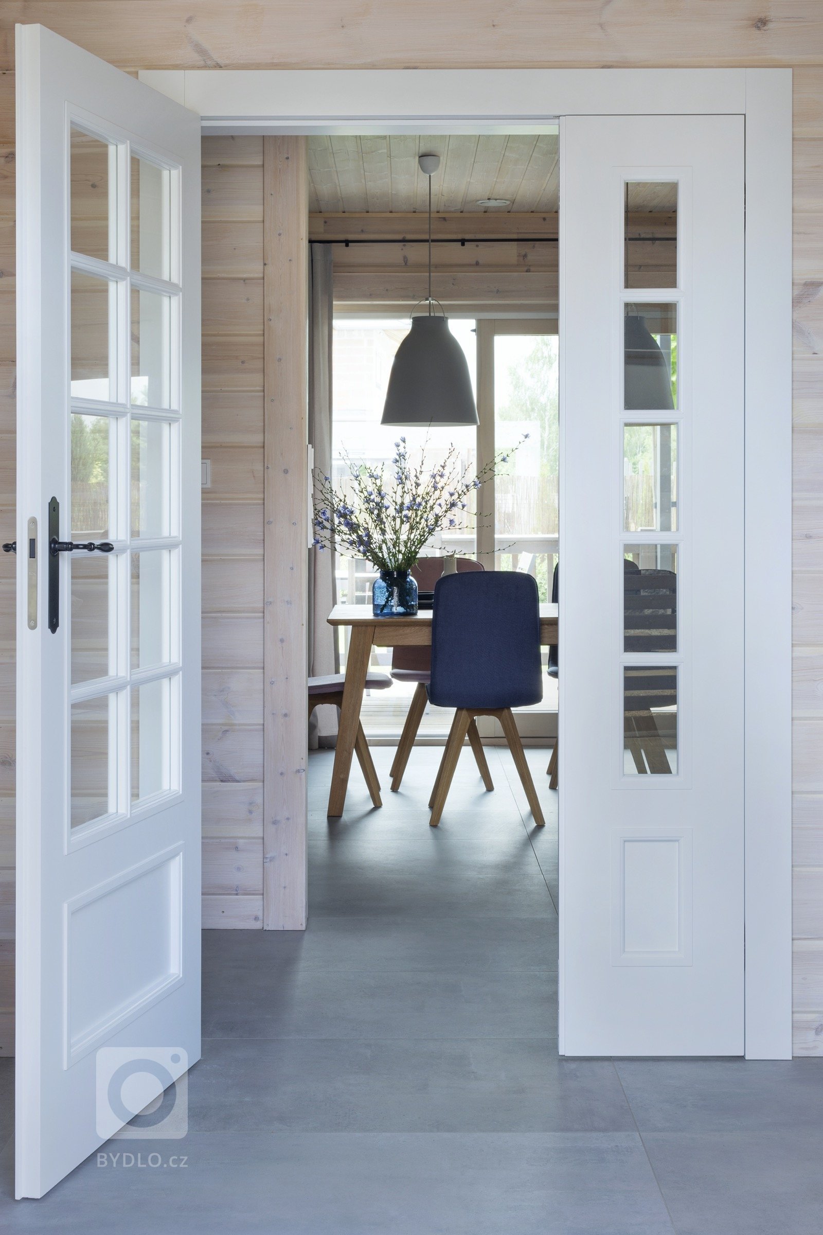 Dům, který navštívíme, leží u našich severních sousedů, vyroben byl ale ještě severněji, ve Finsku, a dovezen na místo určení ve středním Polsku. Přesně tak,…