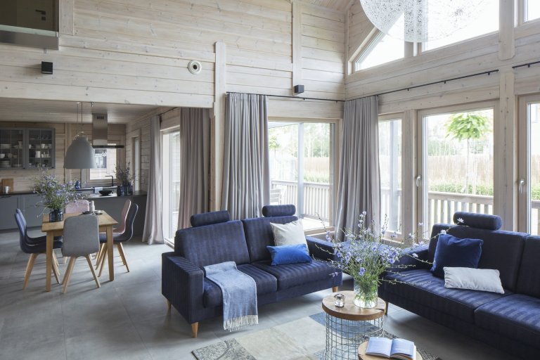 Dům, který navštívíme, leží u našich severních sousedů, vyroben byl ale ještě severněji, ve Finsku, a dovezen na místo určení ve středním Polsku. Přesně tak,…