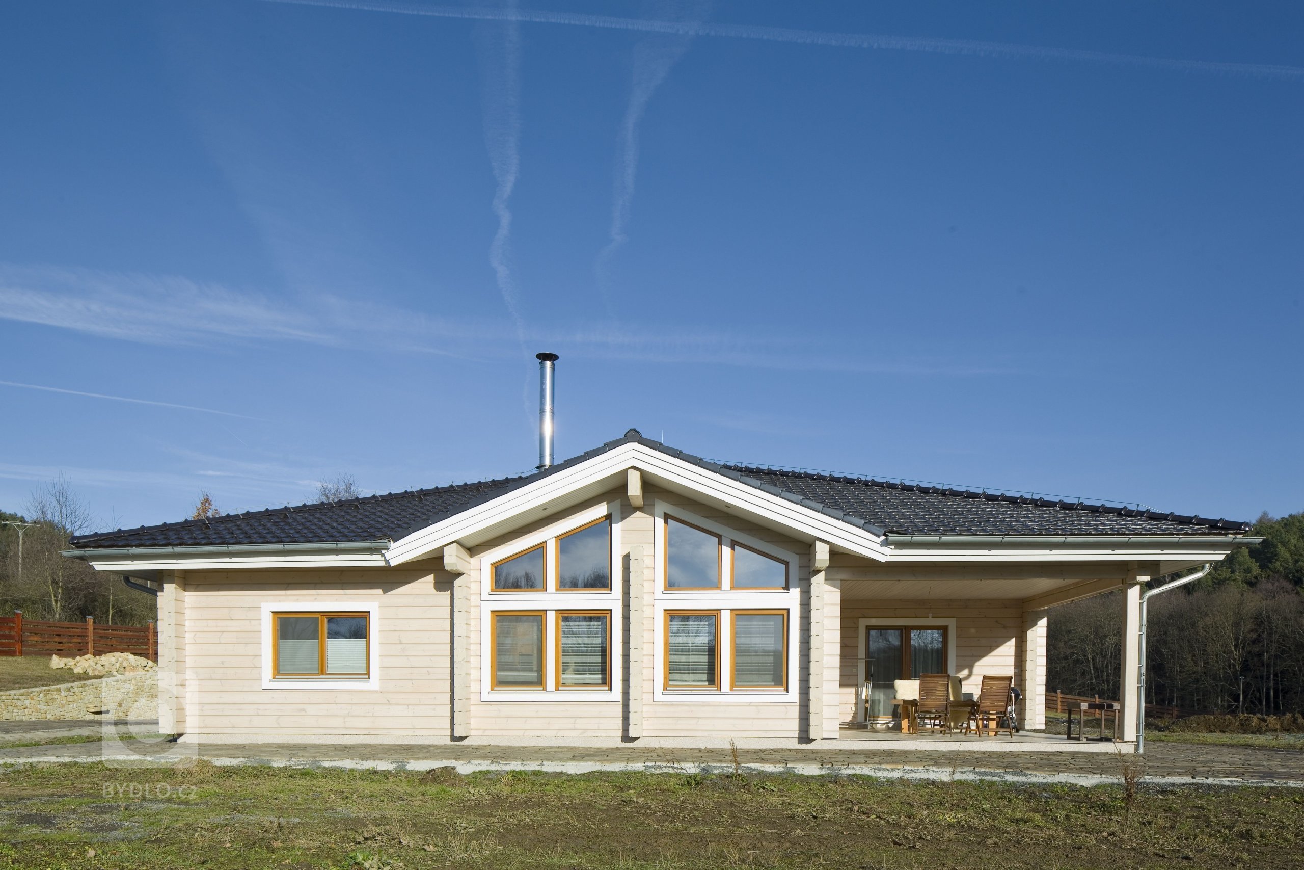 Finský srubový dům se stylovým interiérem v přírodních tónech postavený na Slapech. Dům je postavený technologií nesedavých trámů z arktické borovice
