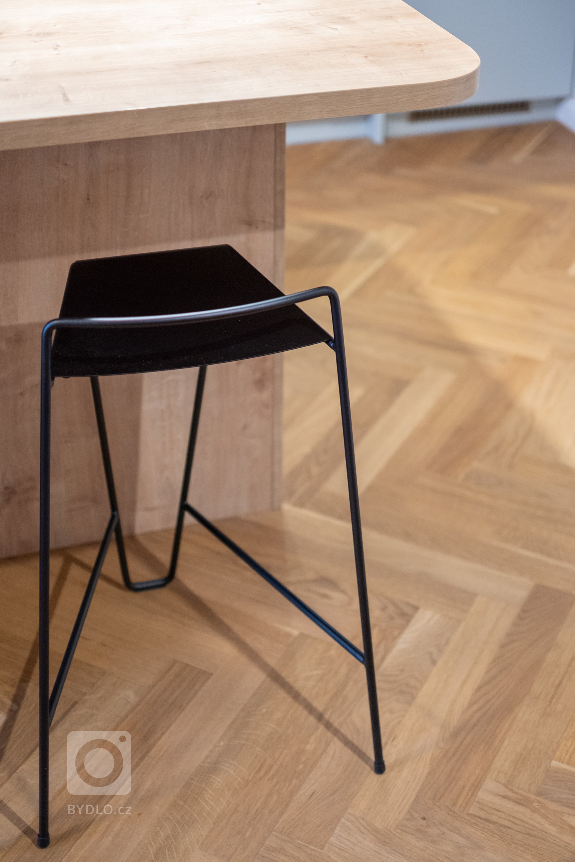 Hlavní pokoj je orientován na severní stranu, ale z velké části má výhled přímo do Stromovky, takže mu nepřekáží protější bytový dům. Proto jsou zde volené…