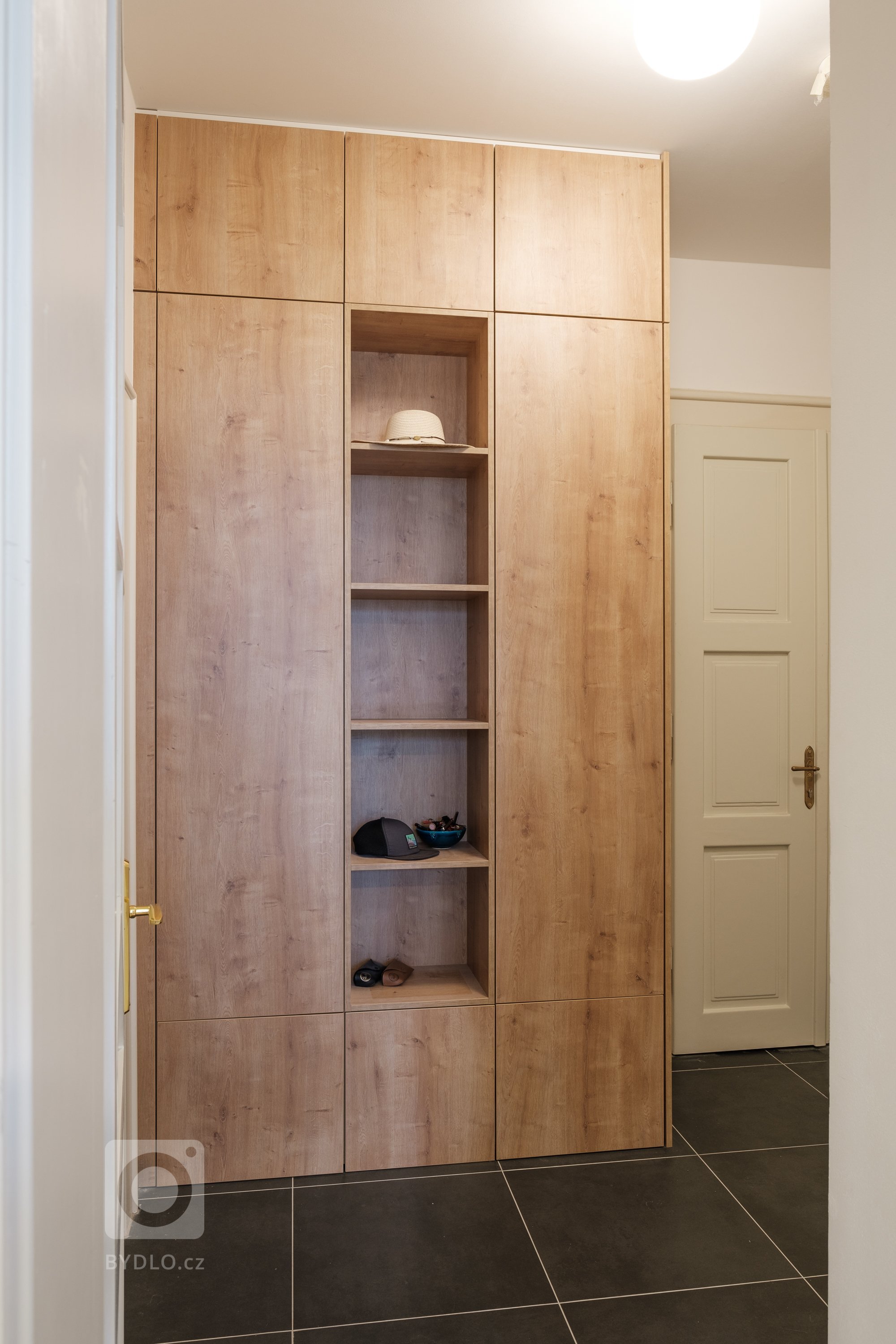 Hlavní pokoj je orientován na severní stranu, ale z velké části má výhled přímo do Stromovky, takže mu nepřekáží protější bytový dům. Proto jsou zde volené…