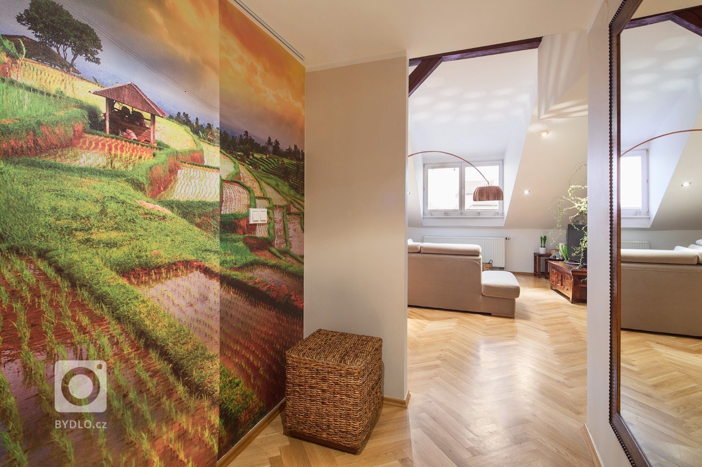 Tento krásný světlý byt, který se nachází v posledním patře činžovního domu na Vinohradech, je dispozičně rozdělen do&nbsp; dvou úrovní. Spodní část, kde…